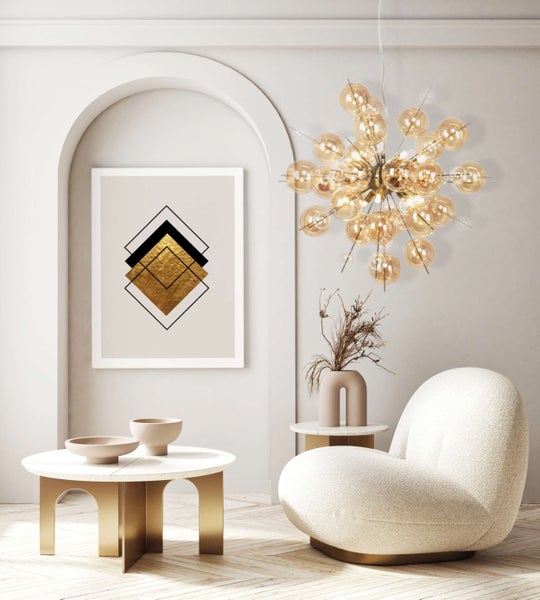 Helles Wohnzimmer mit Sessel, Couchtisch, Hängelampe und Wanddekoration für eine angenehme Atmosphäre.