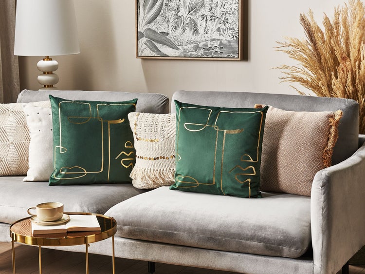 Zwei Zierkissen, je 45 x 45 Zentimeter, Stärke circa 8 Zentimeter