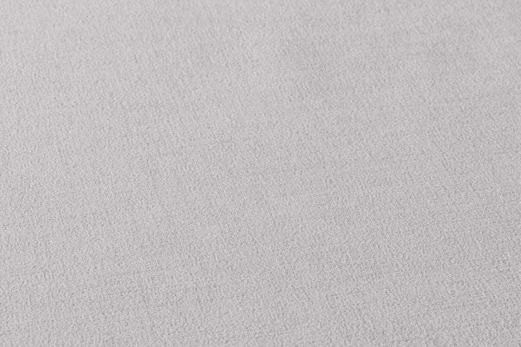 Dekoratives Wohnzimmer mit Tischlampe, Dekorationselementen und Büchern