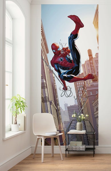 Raumgestaltung mit Spiderman-Fototapete in einer Stadtszene