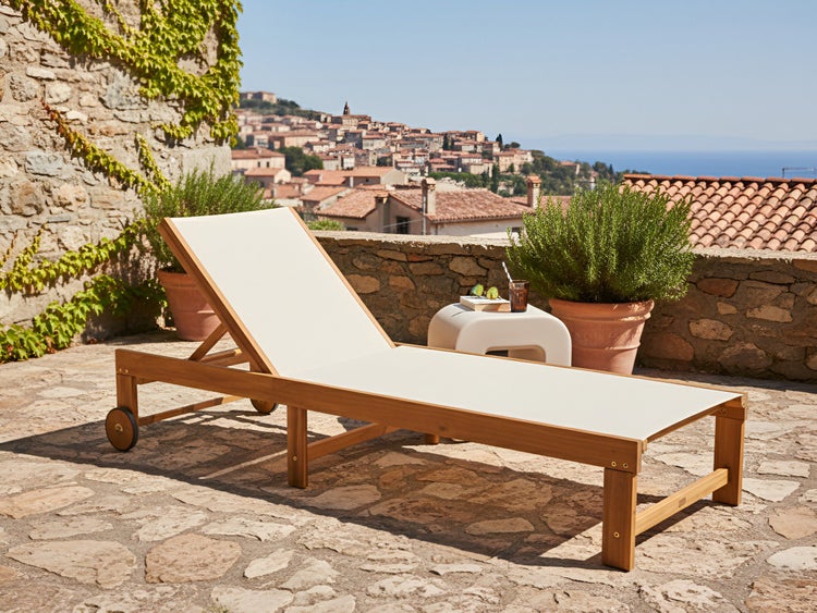 Außenansicht mit einer Holzliege mit Rädern, einem Beistelltisch und Pflanzen in Töpfen auf einer Terrasse