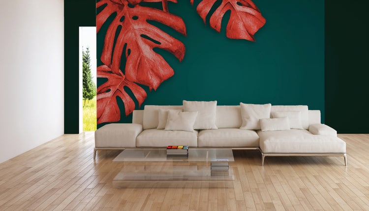 Moderne Wohnzimmergestaltung mit Fototapete mit großen Monstera-Blättern, hellem Ecksofa und transparentem Couchtisch auf Holzboden.