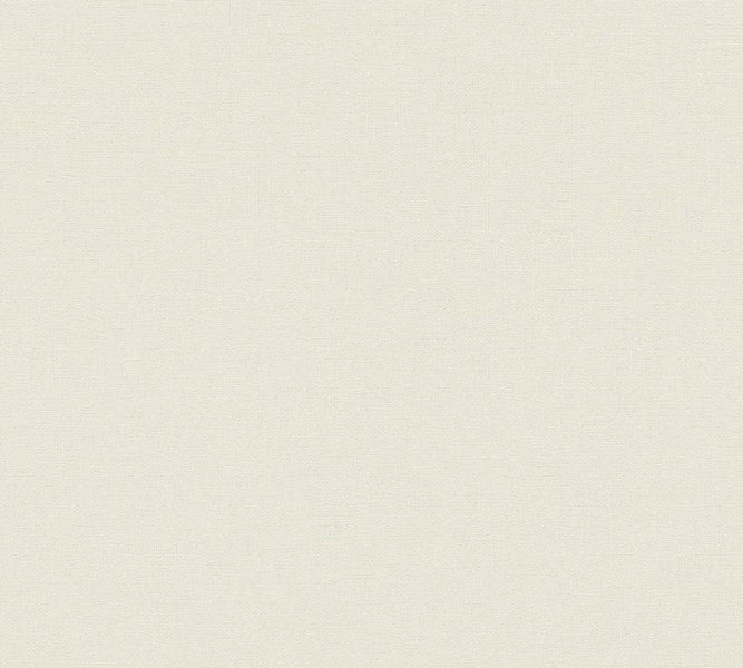 Dekoratives Wohnambiente mit Kissen und Zierpflanze im Korb