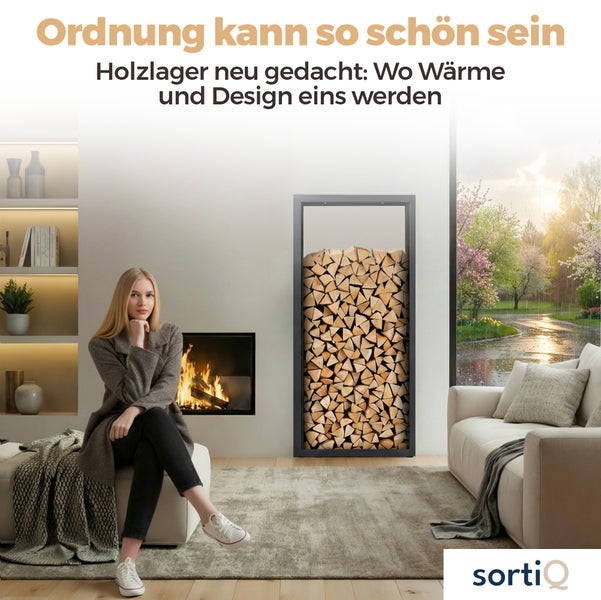 Modernes Wohnzimmer mit einem hohen rechteckigen Holzlager voll Kaminholz, einem brennenden Kamin, einer sitzenden Person und Sortiq Logo.