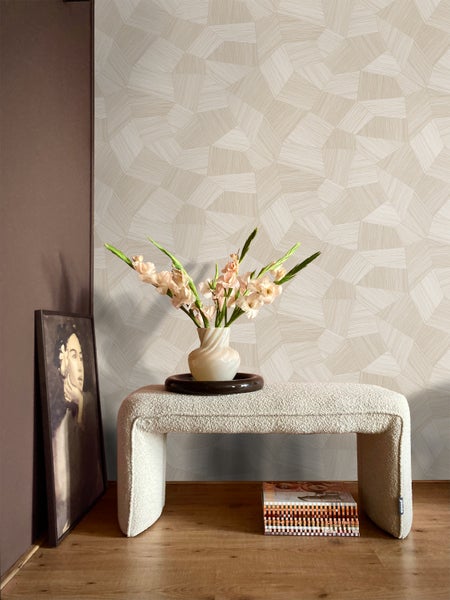 Heller Raum mit gemusterter Tapete, Bank und Blumenvase