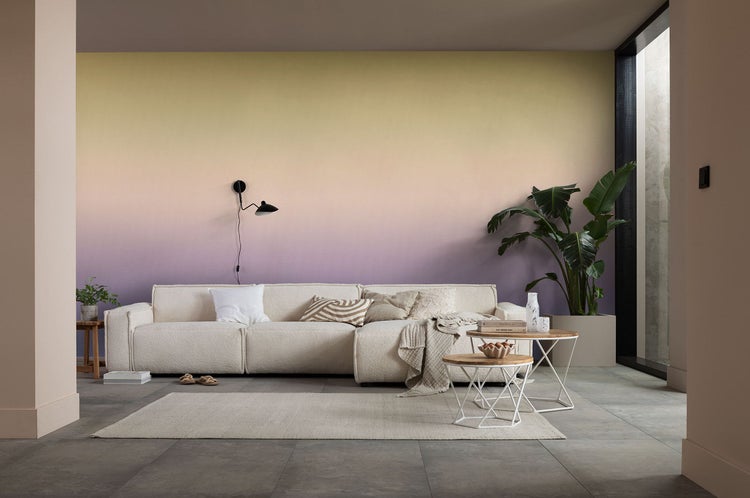 Wohnzimmer mit Sofa, Teppich und dekorativer Wandgestaltung für eine stilvolle Inneneinrichtung.