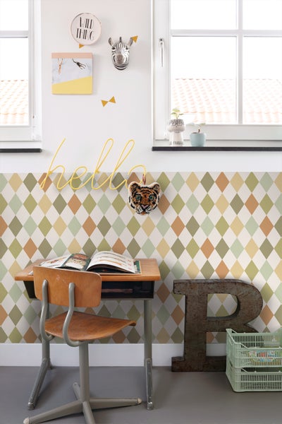 Kinderzimmer mit Schreibtisch, Stuhl und Rauten Tapete