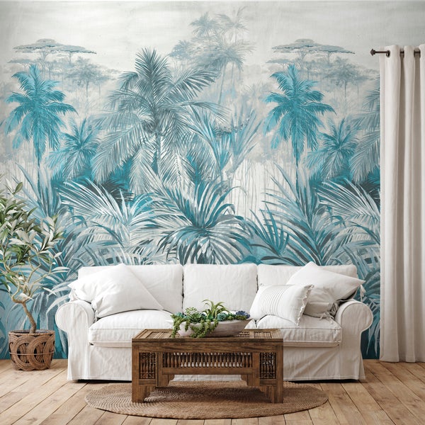 Wohnzimmer mit Sofa, Holztisch und einer Wand mit tropischem Palmenmuster