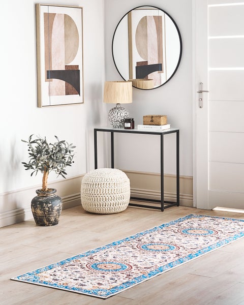 Detailansicht eines Teppichs mit floralem Muster und rutschfester Unterseite