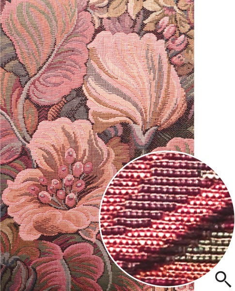 Nahaufnahme eines Gobelin-Wandbehangs mit Blumenmuster