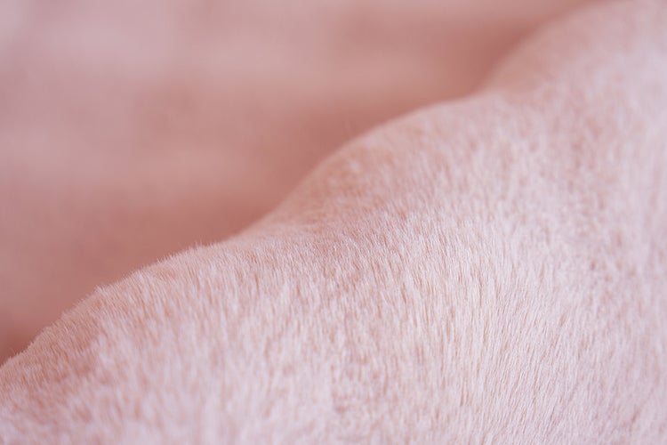 Nahaufnahme einer weichen, plüschigen Textiloberfläche mit dichten Fasern.