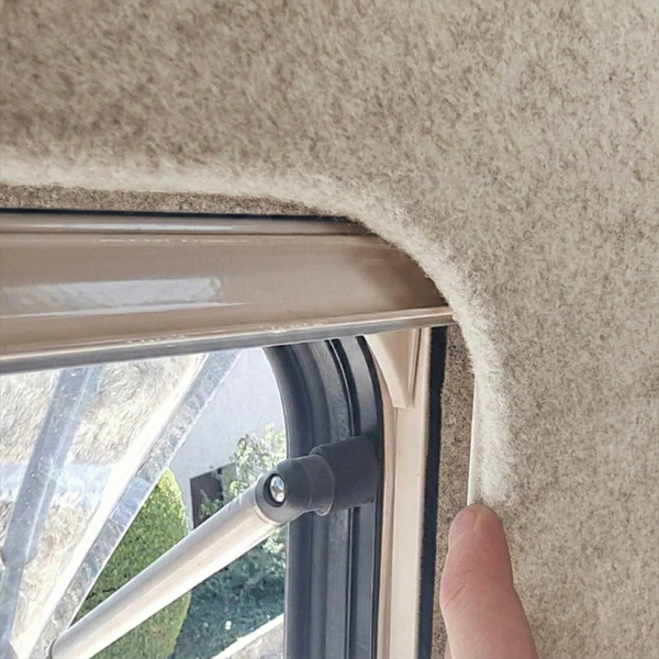 Innenansicht eines Fensterrahmens in einem Fahrzeug mit Textilbespannung