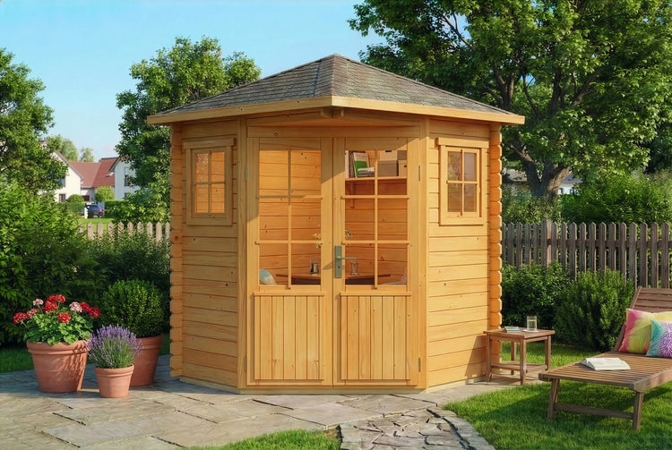 Fünfeckiges Gartenhaus aus Holz mit Doppeltür und Fenstern auf einer Terrasse in einem hellen Garten.