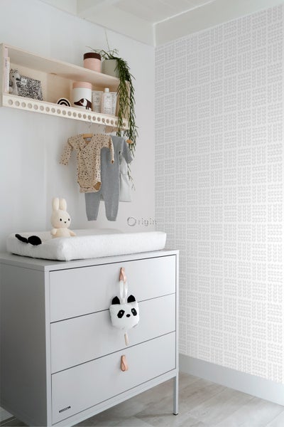 Babyzimmer mit Wickelkommode, Wandregal und dekorativer Wandtapete