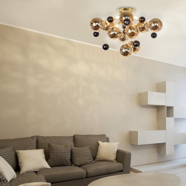 Wohnzimmer mit Sofa und kugelförmiger Deckenleuchte