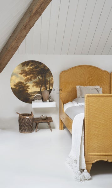 Schlafzimmer mit Holzbalken, Wandbild mit Landschaftsmotiv und Holzbetten