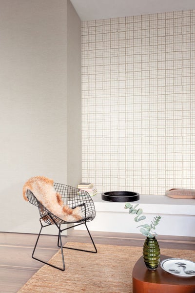 Üppiger Garten mit Blumen, Farnen und Weg