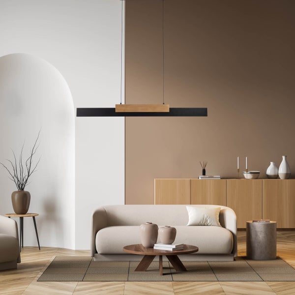 Wohnzimmer mit Sofa, Tisch, Kommode und Pendelleuchte