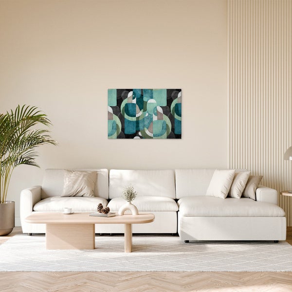 Wohnzimmer mit Sofa, Tisch und abstraktem Wandbild mit geometrischen Formen