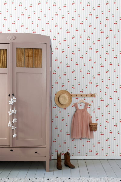 Schlafzimmer mit Bett und Wandtapete mit Kirschmuster