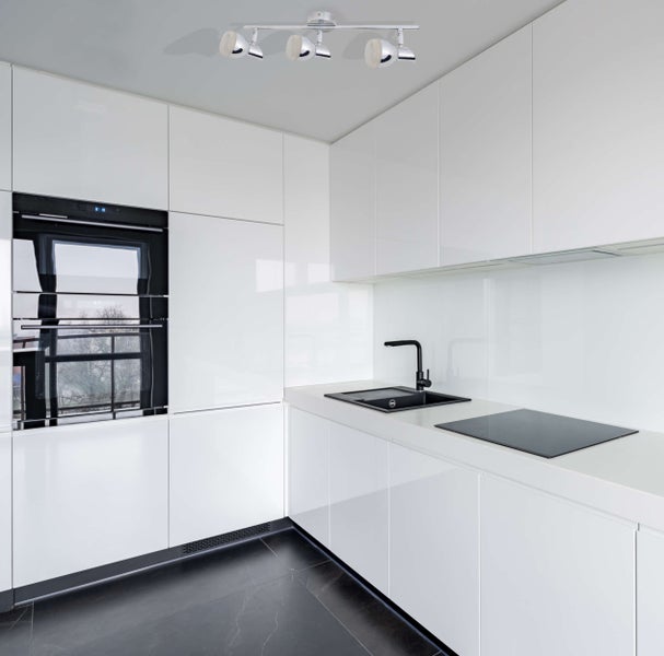 Moderne Küche mit Einbaubackofen, Spüle, Kochfeld und Deckenleuchte