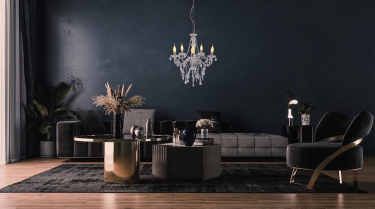 Elegantes Wohnzimmer mit Sofa, Sessel, Couchtisch und Kristalllüster