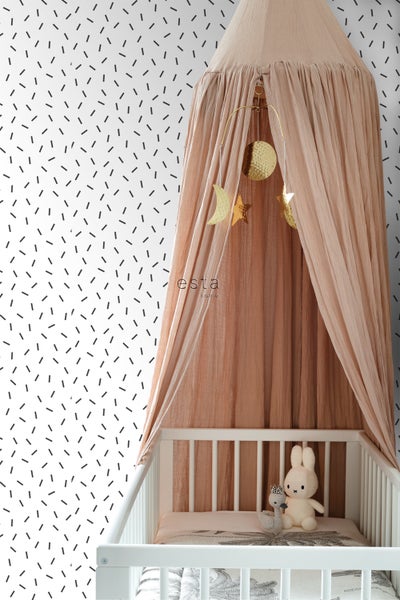 Kinderzimmer mit Gitterbett, Baldachin, Mobile und gemusterter Tapete