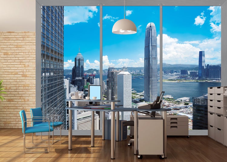 Büro mit Schreibtisch, Stuhl und Blick auf die Skyline