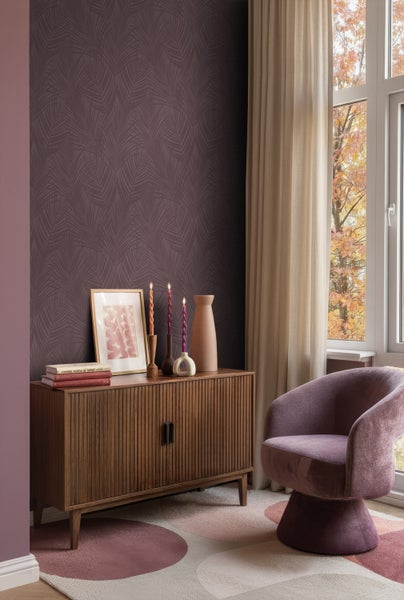 Wohnzimmer mit Kommode, Stuhl, Dekorationsartikeln und gemusterter Tapete