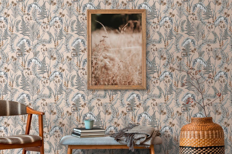 Tapete mit Pflanzenmuster in einem Raum mit Lampe und Dekoration