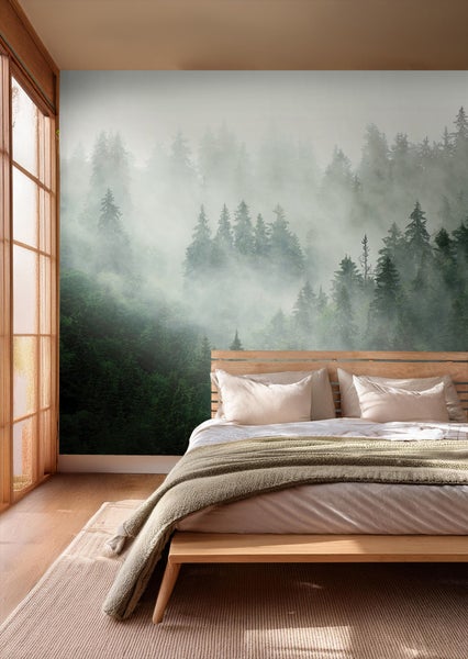 Schlafzimmer mit Fototapete eines nebligen Waldes