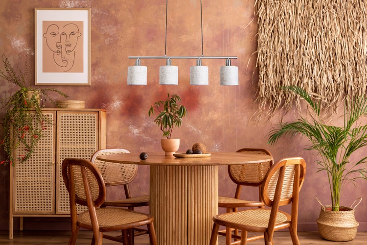 Helle und geräumige Essecke mit Holztisch, Stühlen und Pendelleuchte