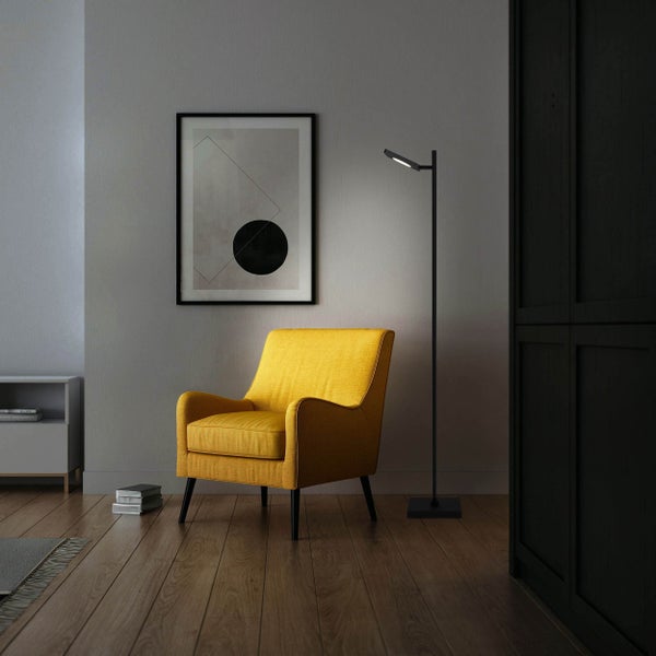 Wohnzimmer mit gelbem Sessel, Stehlampe und Kunstwerk