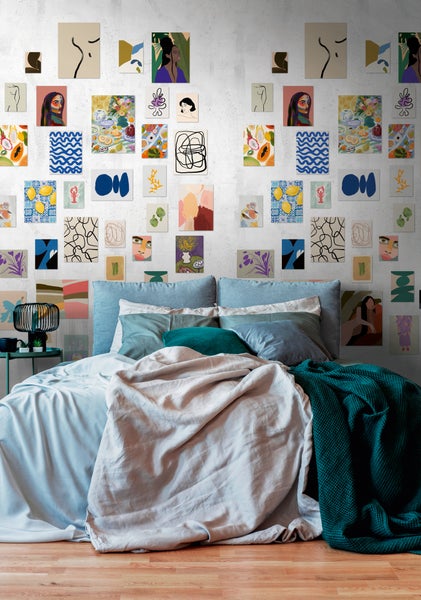 Modernes Schlafzimmer mit einer Motivtapete aus vielen kleinen, bunten Kunstdrucken und Illustrationen hinter dem Bett.