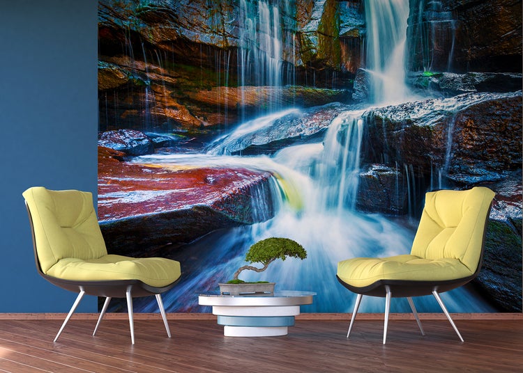 Wohnraum mit Wasserfall Fototapete, zwei Stühlen und Couchtisch mit Bonsai Baum.