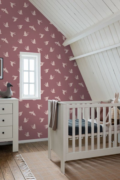 Kinderzimmer mit Tapete, Kinderbett und Kommode