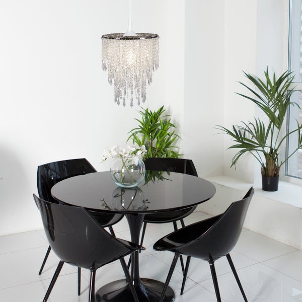 Esszimmer mit rundem Tisch, Stühlen und Kristalllüster