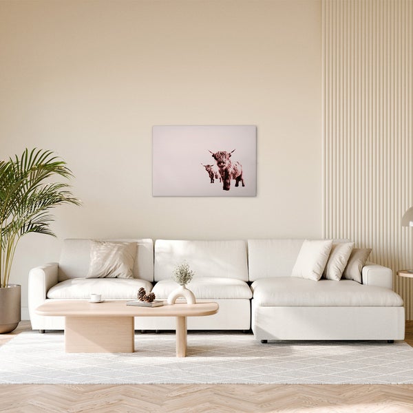 Wohnzimmer mit Sofa, Tisch und Wandbild mit Hochlandrindern