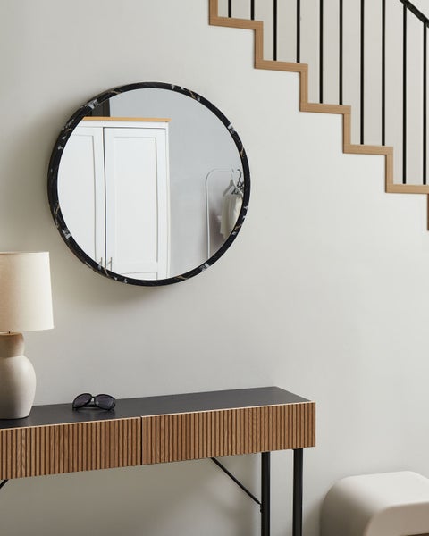 Flur mit Konsole, Lampe, runden Spiegel und Treppe