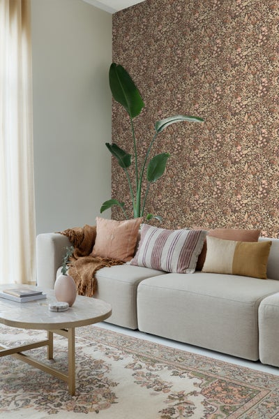 Smartphone zeigt eine Augmented-Reality-App zur Visualisierung von Tapeten in einem Wohnraum