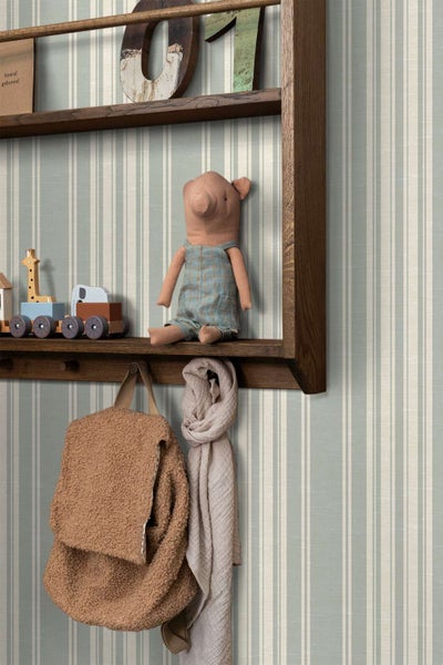 Tapete mit Streifenmuster in einem Kinderzimmer mit Holzregal, Stofftier und Spielzeug.