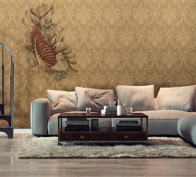 Wohnzimmer mit gemusterter Tapete, Sofa und Couchtisch