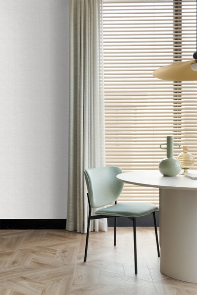Heller Raum mit Vorhängen, Jalousien, Stuhl und Tisch