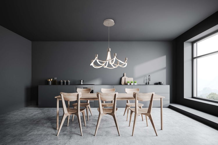 Helle Holzstühle und Esstisch in einem modernen Esszimmer mit grauen Wänden und einer linearen Pendelleuchte.