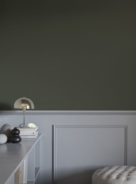 Wohnraum mit farbiger Wand, Tischlampe und Dekoration