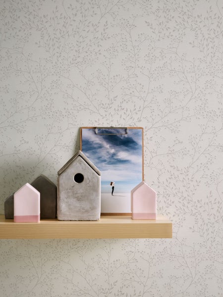 Akkubetriebener Winkelschleifer auf Metalloberfläche