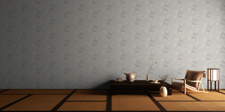 Wohnraum mit gemusterter Tapete, Sesseln und Tisch