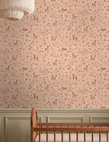 Kindertapete mit Waldmotiven wie Rehen, Pilzen und Blumen für ein liebevolles Kinderzimmerambiente.