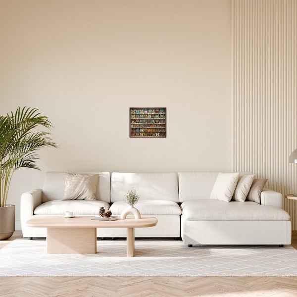 Wohnzimmer mit Sofa, Tisch und gerahmtem Schmetterlingsbild an der Wand