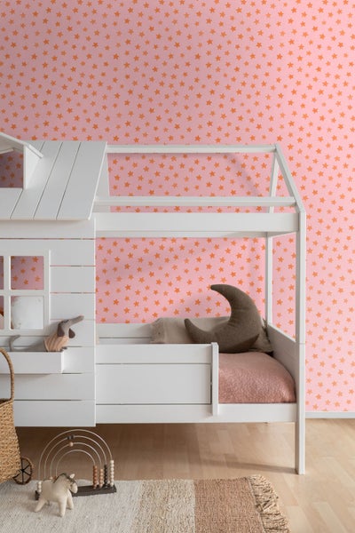 Kinderzimmer mit Bettgestell in Hausform und Sternentapete